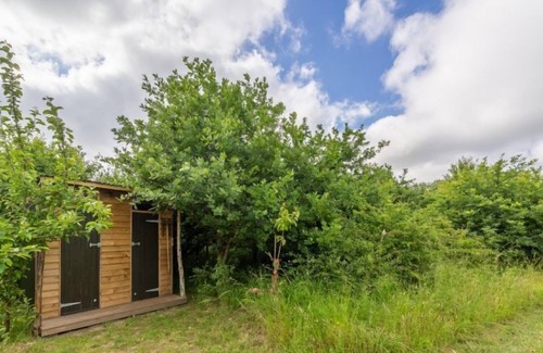 Honing Cabin | Charming craftsman-built shepherd's hut, set in it's own private woodland glade