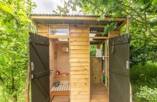 Honing Cabin | Charming craftsman-built shepherd's hut, set in it's own private woodland glade