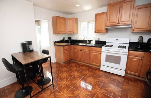 Eastside House | Charming Craftsman House - 3 Bedrooms With Parking - By Beach, Shops & Retro Row