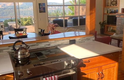 Hood River House | Charming craftsman with spectacular one-of-kind view in Hood River.