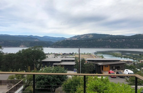 Hood River House | Charming craftsman with spectacular one-of-kind view in Hood River.