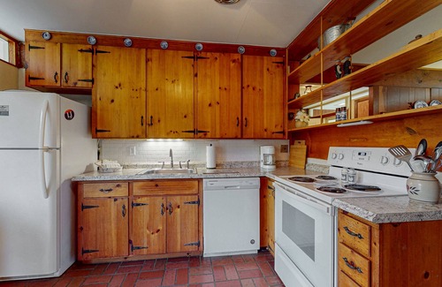 Lake Junaluska House | Charming Dog-Friendly home with Full Kitchen, A/C and Access to Community Amenit