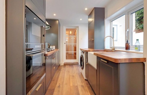 Exmouth Apartment | Charming Dog Friendly Cottage in Devon | Sleeps 4
