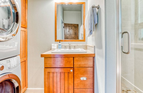 Sandy House | Charming dog-friendly home with mountain view, fireplace, & washer/dryer
