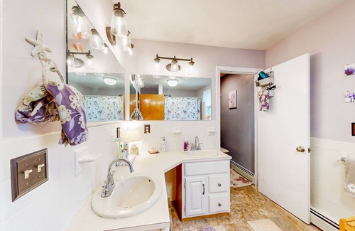 Wareham Center House | Charming dog-friendly retreat w/ W/D, & firepit - walk to beach