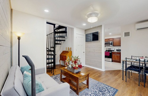 Leicester House | Charming Dog-friendly Home with Mountain Views, Fill Kitchen & Hot tub