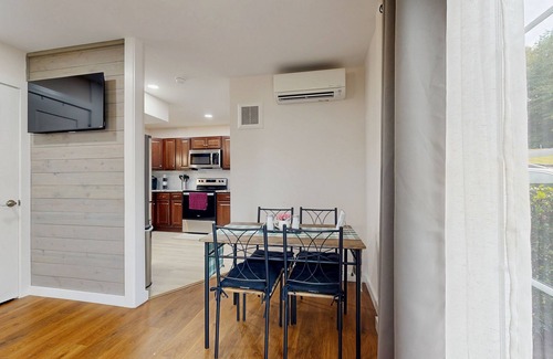 Leicester House | Charming Dog-friendly Home with Mountain Views, Fill Kitchen & Hot tub