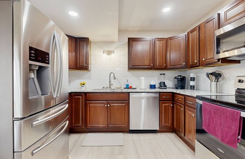 Leicester House | Charming Dog-friendly Home with Mountain Views, Fill Kitchen & Hot tub