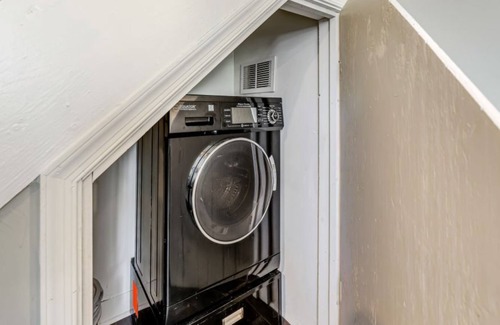 Downtown Greensboro Apartment | Charming downtown apartment! Walking distance to hotspots and attractions!