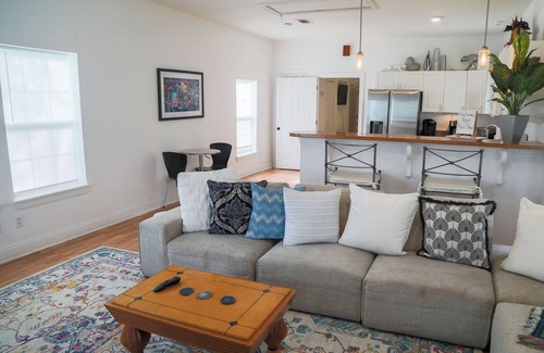 South Pensacola Cottage | Charming downtown cottage in historical Pensacola!