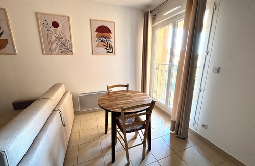 Cavaillon Apartment | Charming downtown studio