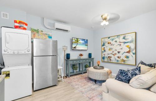 Pinewood Park House | Charming Downtown Guest Home