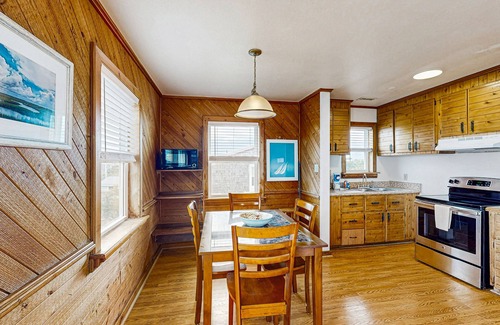 Avon House | Charming duplex with balcony, central AC, kitchenette, & dog-friendly