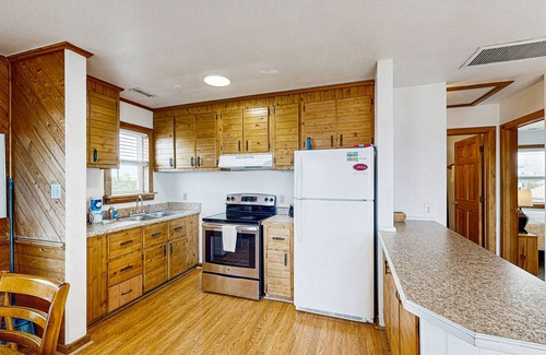 Avon House | Charming duplex with balcony, central AC, kitchenette, & dog-friendly