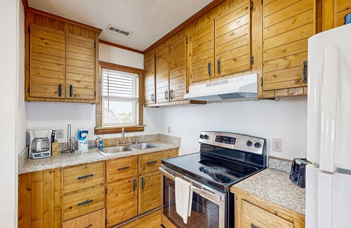 Avon House | Charming duplex with balcony, central AC, kitchenette, & dog-friendly