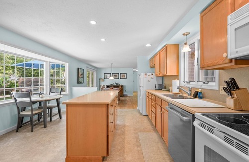 Eastham House | Charming Eastham Retreat Walk to Beaches & Trails, Linens Provided