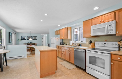 Eastham House | Charming Eastham Retreat Walk to Beaches & Trails, Linens Provided