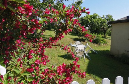 Montilliers Cottage | Charming family cottage with garden and Wifi, pets allowed