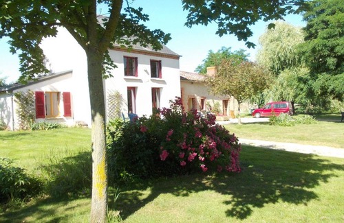 Montilliers Cottage | Charming family cottage with garden and Wifi, pets allowed