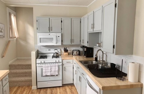 Hamilton House | Charming Family Retreat - 15 min to Nauvoo & Carthage