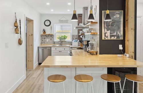 South Middle River House | Charming Farmhouse style w/cowboy pool in Fort Lauderdale