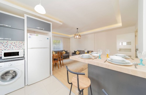 Konyaalti Apartment | Charming Flat w Balcony 5 min to Beach in Antalya