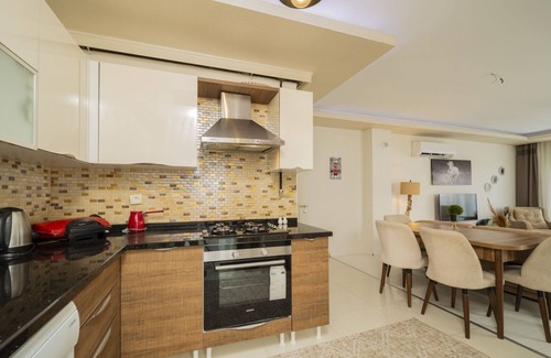 Eski Lara Apartment | Charming Flat w Balcony 3 min to Beach