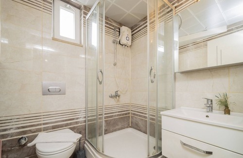 Eski Lara Apartment | Charming Flat w Balcony 3 min to Beach