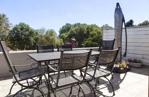 Yenikoy Mahallesi Apartment | Charming Flat with a Lovely Terrace in Yenikoy
