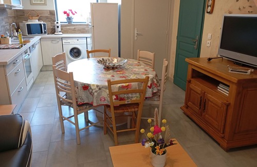Saint-Benoit-sur-Loire Cottage | Charming Farmhouse Near Orleans, 2 Bedrooms, Private Terrace, UNESCO Area, Parking Included