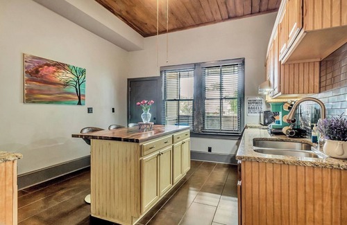 Savannah Victorian District Apartment | Charming Garden Flat , Porch, Herbs & History, Walk to historic Forsyth Park
