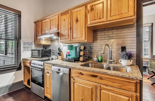 Savannah Victorian District Apartment | Charming Garden Flat , Porch, Herbs & History, Walk to historic Forsyth Park