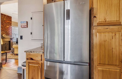 Savannah Victorian District Apartment | Charming Garden Flat , Porch, Herbs & History, Walk to historic Forsyth Park