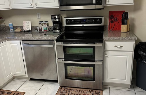 Havana Cottage | Charming Gated 2-bedroom cottage in Havana with WiFi, AC and Hot Tub.