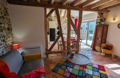 Bonnee Cottage | Charming Gîte with Terrace Near Loire, 4 Guests, BBQ, Private Parking