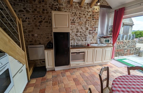 Bonnee Cottage | Charming Gîte with Terrace Near Loire, 4 Guests, BBQ, Private Parking