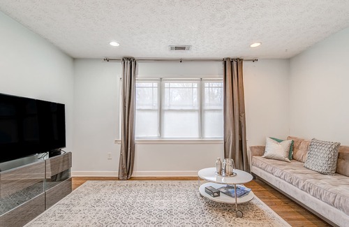 Jefferson Park House | Charming green cottage with an enclosed yard, & access to courts - near downtown