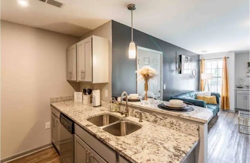 Sherwood Park Apartment | 💚| Charming Green Retreat |💚