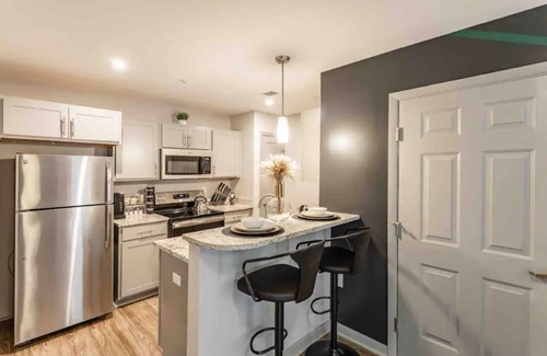 Sherwood Park Apartment | 💚| Charming Green Retreat |💚