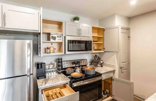 Sherwood Park Apartment | 💚| Charming Green Retreat |💚