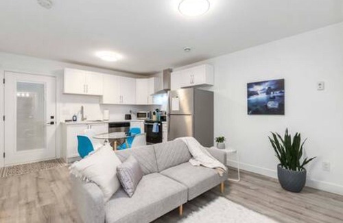 Surrey House | Charming Guest Suite Retreat