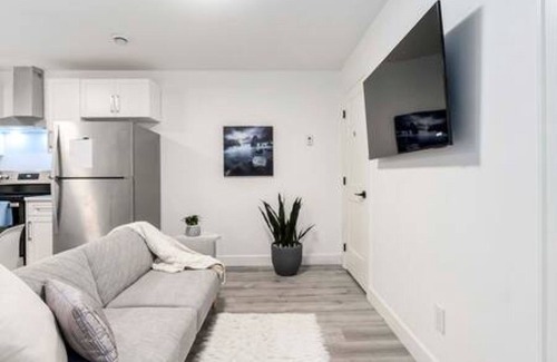 Surrey House | Charming Guest Suite Retreat