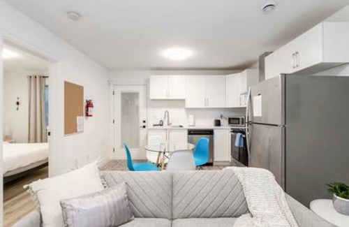 Surrey House | Charming Guest Suite Retreat