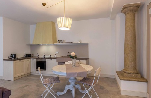Desenzano del Garda Apartment | Charming Holiday Apartment "Oleandro" with Wi-Fi, Shared Garden & Pool
