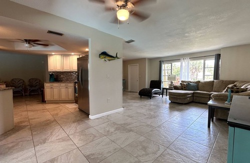 Port Charlotte House | CHARMING HOME-CANAL FRONT-BOAT SLIP-SPACIOUS HEATED POOL/LANAI-NEAR BEACH/SHOPS!