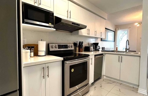 Bayview Glen House | Charming Home in Prime Location with 2 Parking