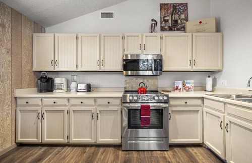 Flagstaff Cabin | Charming Home in Country Club Flagstaff with Views