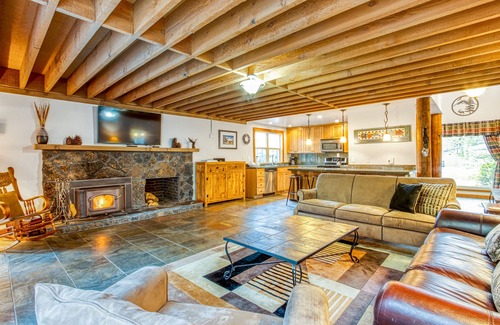 Overlook Park House | Charming home w/private hot tub, adult/kid bikes, strollers & 8 SHARC passes