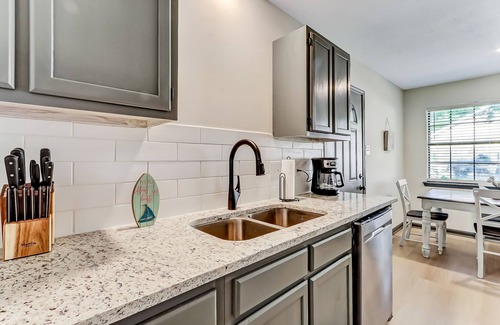 St. Marys House | Charming home with patio, central AC, full kitchen, & W/D - near outdoor rec