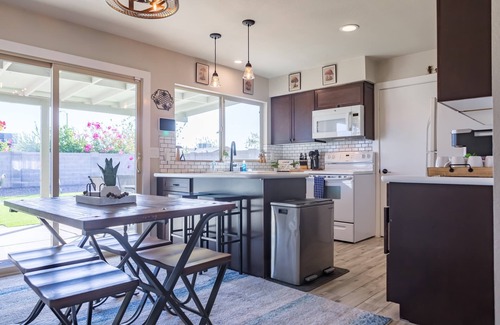 Paradise Valley Village House | Charming House, Golf Green, Cornhole, Near Freeway